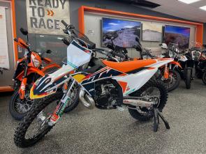For decades, the 250 cc 2-stroke class has been at the forefront of pure unadulterated performance. It is epitomized by sweet-smelling 2-stroke smoke, top-end powerbands and Braaaap!. The 2024 KTM 250 SX takes that to an all-new, gnarlier level. Thanks to a swathe of cutting-edge advancements across the board, this 2-stroke legend has stepped up, and even further out of reach of the competition.