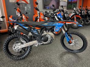 CUSTOM LOOK - FACTORY BLUE BLACK -We arent ones to brag, but with a trophy cabinet ready to rip at the seams, the KTM 450 SX-F is the epitome of a podium hunter. With 5 AMA 450 supercross titles in the last 7 seasons, the 2024 KTM 450 SX-F rolls into the pit already armed with the learnings of past championships. Its time to extend the trophy room.