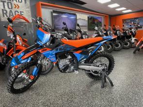 CUSTOM BLUE BLK ORANGE KIT - We arent ones to brag, but with a trophy cabinet ready to rip at the seams, the KTM 450 SX-F is the epitome of a podium hunter. With 5 AMA 450 supercross titles in the last 7 seasons, the 2024 KTM 450 SX-F rolls into the pit already armed with the learnings of past championships. Its time to extend the trophy room.