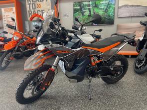With its sharp, aggressive lines and bold design, the 890 Adventure R is unmistakably KTM. It looks as ready for the wild as it rides. Competitors like the Suzuki V-Strom 800DE and BMW F 850 GS Adventure may look more conservative, but the KTM turns heads wherever it goes. The Ultimate Middleweight Adventure Bike
Whether you’re comparing it to the Yamaha Ténéré 700 for its simplicity, the Ducati DesertX for its flair, or the Triumph Tiger 900 Rally Pro for its balance, the 2024 KTM 890 Adventure R stands above them all as the definitive choice for riders who demand the best.