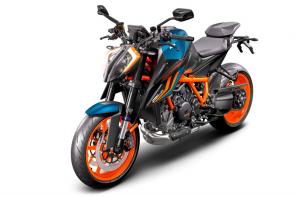 Evolution and adaption are critical when it comes to maintaining ones status as the top dog. The KTM 1290 SUPER DUKE R EVO is a BEAST - evolved. Boasting intuitive Semi-Active Suspension Technology (SAT), this BEAST not only adapts to the road surface but also to the riders inputs - making it a cold, calculated hunter. A frightening prospect for any would-be challenger. 