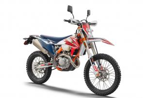 Considered the hardest-hitting missile in the KTM dual-sport arsenal, the KTM 500 EXC-F SIX DAYS represents everything we love about big single-cylinder 4-strokes - torque, acceleration, and incontestable power. Wrapped in all-new France Six Days Enduro (ISDE) edition colors, and featuring an extended list of top-of-the-line components, the KTM 500 EXC-F SIX DAYS brings the firepower.