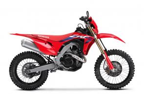 PUTTING THE ‘X’ IN CROSS-COUNTRY
When you discover the Honda CRF450X, you’ve found the deceivingly similar-looking cousin to the CRF450R motocrosser, but specifically designed for off-road and cross-country competitions like the renowned Baja 1000 and WORCs racing series. While sharing the impressive Unicam® engine architecture with the R model, the CRF450X takes it up a notch with a wide-ratio six-speed transmission, off-road-tailored chassis, and a host of specialized features. Picture an 18-inch rear wheel for improved tire choice, standard sidestand and hand guards, unique ECU and fuel-injection settings, larger fuel tank, durable skid plate, and more. No matter where your off-road adventures take you, the CRF450X guarantees the ultimate off-road experience, unleashing power and conquering trails like no other. And to top it all off, it’s California Green-Sticker compliant!