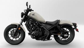 The 2025 Honda Rebel 500 ABS seamlessly blends classic cruiser styling with modern performance, making it an ideal choice for both beginner and experienced riders. At the heart of the bike is a 471cc liquid-cooled parallel-twin engine that delivers smooth, responsive power with strong low-end torque. Honda’s addition of a slipper/assist clutch reduces clutch effort by nearly 30%, making it easier and more comfortable to ride. Paired with a six-speed manual transmission and Programmed Fuel Injection (PGM-FI), the Rebel 500 offers efficient power delivery and reliable performance across all kinds of road conditions.

Safety and control are top priorities in the Rebel 500 ABS. It features disc brakes on both ends with Honda’s Anti-Lock Braking System (ABS), ensuring confident stopping power even in wet or unpredictable environments. The upgraded rear shocks include nitrogen-filled remote reservoirs and tuned spring rates for better ride quality and handling. With its wide front forks, cast aluminum wheels, and a low seat height of just 27.2 inches, the bike provides solid stability and a comfortable fit for riders of nearly any size.

In terms of design, the 2025 Rebel 500 ABS leans into a blacked-out, minimalist look that leaves plenty of room for personalization. The teardrop-style fuel tank adds a timeless touch while contributing to the bike’s efficient fuel range for longer rides. All-LED lighting improves visibility and adds a sleek, modern flair. 