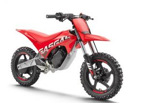 Theres a new GASGAS dirt bike in town - the MC-E 2! All new, and all red, its been designed for thrill-seeking youngsters (35-51 inches tall) that want to get to grips with offroad riding. Its battery-powered, inexpensive to run, with a full charge lasting well over an hour. It also has a ridiculously quick recharging time, which means the MC-E 2 offers day long fun for all riders. Knowing that all kids will have an absolute blast tearing around the backyard on this little bike, weve fitted the MC-E 2 with three power modes and multiple options to adjust the ergonomics, so controlled progression is guaranteed. For eager kids, dirt bike riding starts right here.
