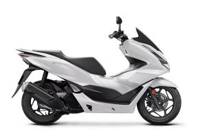 EVERY HOUSEHOLD NEEDS ONE
Transportation headaches? The 2022 Honda PCX is the solution. While everyone else is still looking for a parking space, you’re in, errand done, and back on your way. Commuting? Now it’s the best part of your day! Like your smart phone, the PCX just works, and helps make your life easier in every way. And did we mention that it’s so fuel efficient you might forget where your local gas station even is? With plenty of underseat storage, the PCX makes grocery trips a breeze—same for commuting or going to class, and you can even get one with front-wheel anti-lock brakes. Best of all, since it’s a Honda, you know you can count on it to be as reliable as sunrise or sunset. Hey, everyone has someplace to go. Why not have some fun getting there—on a 2022 Honda PCX.