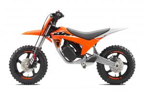 Charged up and ready to hit the track, the 2025 KTM SX-E 2 powers into the KTM electric-powered mini line-up with one clear objective - bridging the gap. Designed to slot in between the KTM 12eDrive stability cycle and the KTM SX-E 3 electric racer, it provides the ideal platform for the youngest riders to take the next step up. 