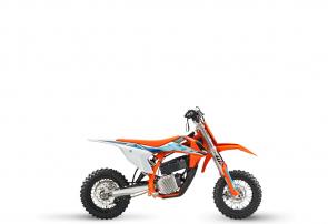 Perfect for grass-roots level riders and just as green, the 2024 KTM SX-E 3 breaks ground at the leading edge of all-electric mini-cross. Aimed at absolute beginners, the KTM SX-E 3 slides into the range below the more powerful KTM SX-E 5 with an ever more user-friendly package. Lower power output, battery capacity, and smaller wheels make it the ideal choice for the youngest of riders finding their feet - and throttle.